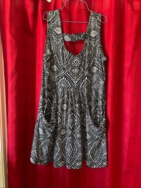Sleeveless Black and White Patterned Mini Dress